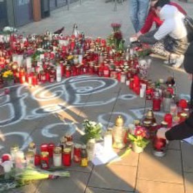 Na pietním místě je i velký nápis s datem úmrtí.