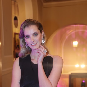 Modelka Denisa Dvořáková zvolila také volné rozčesané vlny, ale s náznakem mokrého efektu. 