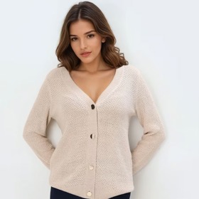 Modely jsou to krásné a trendy, jen od nich nečekejte hřejivost. Tento kardigan obsahuje 94 % akrylu. Mohito, 859 Kč