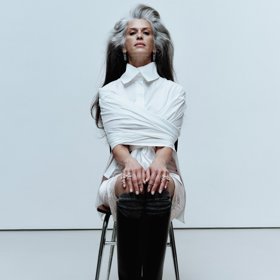 Model Antonie Formanové pochází z dílny módní návrhářky Alexandry Gnidiak.