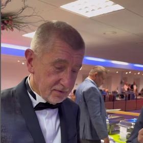 Andrej Babiš si dal na plese jídlo.