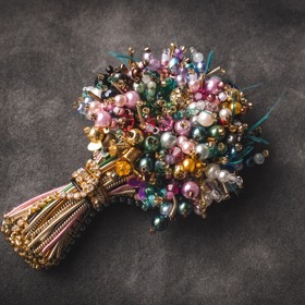 Lucie Tomanová je autorkou brože Barevná kytice, která ozdobila první dámu Evu Pavlovou na fotografiích pro módní magazín Vogue CS.