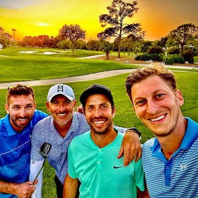 Filip Neusser se sportovními kolegy na golfu.