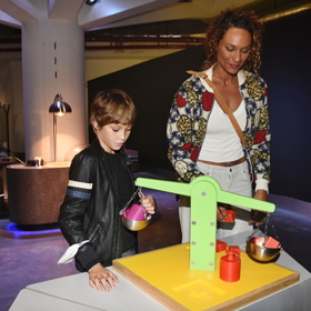 David v době, kdy mu bylo devět let. I tehdy svoji maminku doprovázel do společnosti.