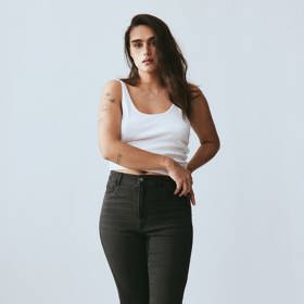 Slim džíny byste si vybírat neměly, na větší zadeček ještě více upozorníte. H&M, 599 Kč