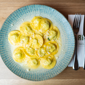 Ravioli s ricottou a špenátovou náplní podle Riccarda Lucqueho.