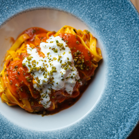 Těstoviny vždy v závěru smícháme v pánvičce s omáčkou, která bude díky škrobu z těstovin krémovější.