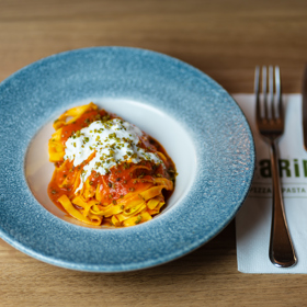 Tagliatelle al pomodoro e stracciatella podle Riccarda Lucqueho. 
