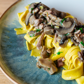 Domácí těstoviny jsou žluté díky žloutkům v těstě.