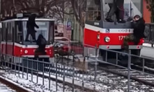 Dva mladíci jeli na tramvaji. 