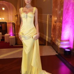 Miss World 2023 Krystyna Pyszková v kanárkově žluté korzetové róbě a diamantových špercích. Róbu vynesla v roce 2025. 