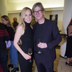 Režisér Jiří Strach se svou krásnou manželkou Magdalenou, která oblékla černé koktejlky a černé lodičky.