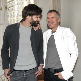 Janek Ledecký své dvě děti částečně učil doma na horách, namísto aby chodily do školy. 