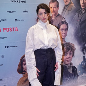 Maxi rukávy košile z dílny Alexandry Gnidiak sahaly herečce takřka ke kolenům.