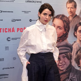 Herečka návrhářský kousek, který patří v současnosti k velmi oblíbeným, zkombinovala s elegantně střiženými kalhotami s vysokým pasem z indigo denimu.