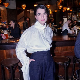 Antonie Formanová v modelu návrhářky Alexandry Gnidiak dorazila na premiéru snímku Tichá pošta.