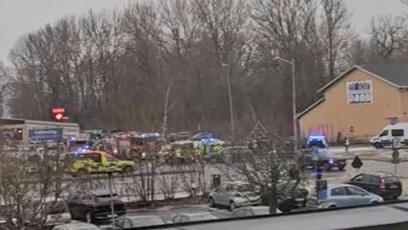 FOTO: Okolí školy po střelbě.