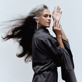 Alexandra Gnidiak navrhla košili s maxi rukávy hned ve dvou základních barvách.