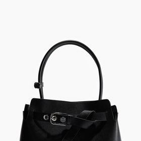 Černá kabelka s delším madlem a páskem, H&M, 599 Kč