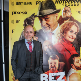 Semir Gerkhan z Kobry 11 Erdogan Atalay uhranul návštěvníky premiéry v elegantním pánském obleku šedé barvy a kontrastní vínové kravatě.