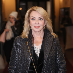 Zdena Studénková oblékla černočerný outfit, který okořenila krajkovým detailem topu a zlatými doplňky.