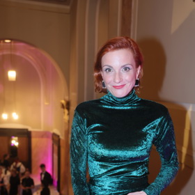 Herečka ladila svoji barvu nehtů k lahvově zeleným večerním šatům.