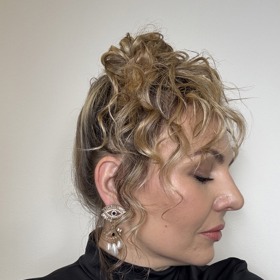 Nejdelší čas strávíte při natáčení vlasů. Vyplatí se vytvořit menší kudrny, které pak působí mnohem lépe i s jemnými vlasy. 