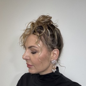 Náznak falešné ofiny v účesu směřuje na jednu stranu. 