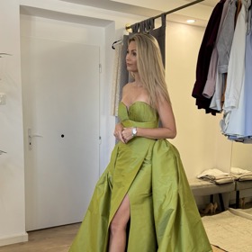 Návrhářka Hermine Pogosyan jí vytvořila šaty v barvě, která rozhodně překvapí. 