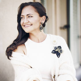 Návrhářka Lucie Tomanová na fotografii, kterou pro její značku vytvořili Jana Jabůrková a Jiří Turek (J3T), o styling se návrhářce postarala stylistka Ruth Šariská, make-up artist & hair Michaela Holá. Fotografie vznikla ve Vinařství SPIELBERG.