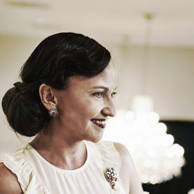 "Brože jsou neuvěřitelně univerzální. Klidně je můžete připnout na večerní róbu a zazářit na plese, ale stejně tak je můžete nosit na džínové bundě nebo šátku během běžného dne," říká v rozhovoru pro Lifee.cz Lucie Tomanová.