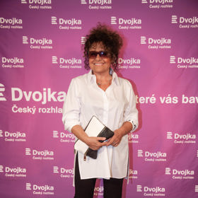 Zpěvačka Jitka Zelenková proslula nejen svým hlasem, ale také ikonickou kudrnatou hřívou.