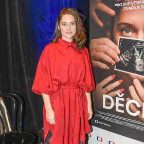 Také herečka Judit Pecháček podlehla svodům kombinace kalhot a šatů. Zvolila trendy mix džínoviny a košilových šatů hedvábného vzhledu.