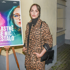 Elizaveta Maximova trendy leopardím vzorem doplnila jinak černočerný outfit s nadčasovými, ale stylovými doplňky.