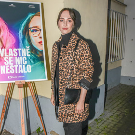 To, že v outfitu moc dobře stačí jen jeden kousek se zvířecím potiskem, ví moc dobře i herečka Elizaveta Maximová.