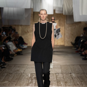 Přehlídka Moschino zase představila strohou černou variantu s výraznými křivkami.