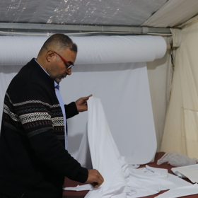 Abu Muhammad se připojil k týmu Lékařů bez hranic, aby pomohl při navrhování a přizpůsobování kompresních obleků pro popálené pacienty.