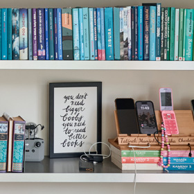 Část knihovny s parkovištěm na mobily