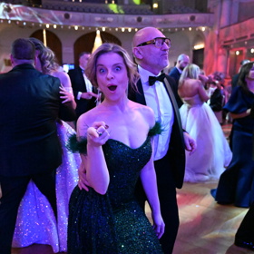 Lešek Wronka a manželka pluli po parketu. 