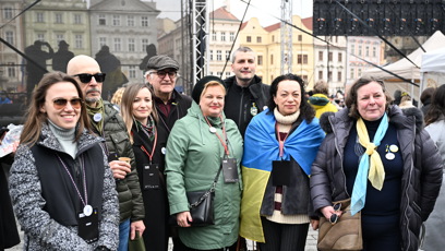 FOTO: Na Staroměstské náměstí se sešly tisíce lidí, aby podpořily Ukrajinu.