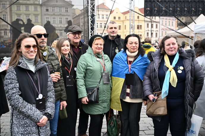 FOTO: Na Staroměstské náměstí se sešly tisíce lidí, aby podpořily Ukrajinu. – stránka 70