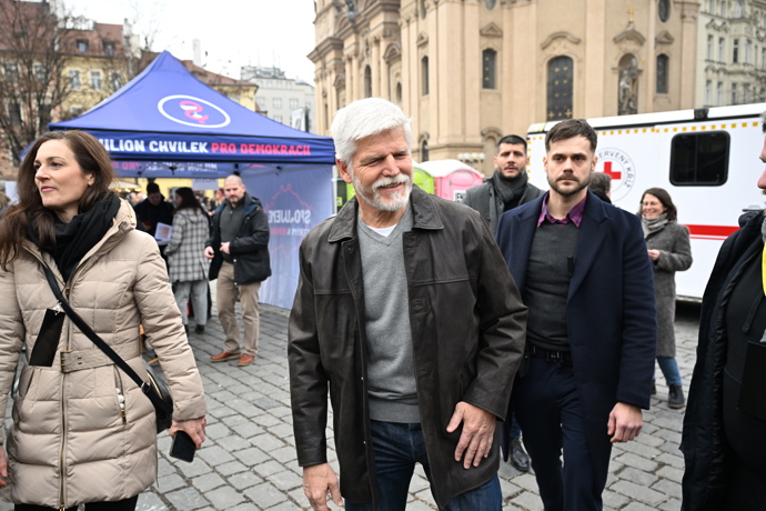 FOTO: Petr Pavel na Staroměstské náměstí. – stránka 68