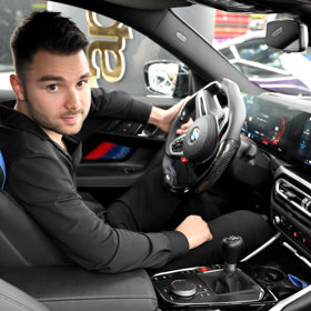 Adam Kajumi vmá více luxusních vozů.