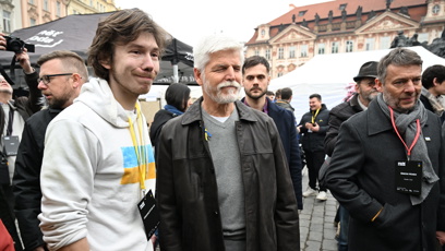 FOTO: Petr Pavel se po příchodu na Staroměstské náměstí s mnoha lidmi.