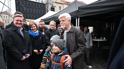 FOTO: Petr Pavel se po příchodu na Staroměstské náměstí s mnoha lidmi.