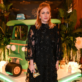 Herečka Ester Geislerová vynesla černé krajkované šaty s blyštivými aplikacemi kamínků. Outfit rozzářila zlatým flitrovaným psaníčkem.