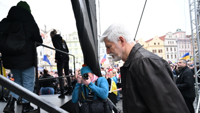 FOTO: Český prezident Petr Pavel míří na pódium.
