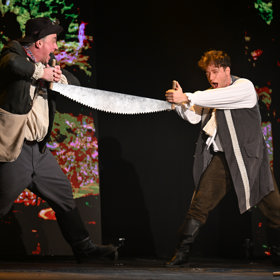 Tomáš Matonoha a Milan Peroutka hrají v muzikálovém představení Lotrando a Zubejda. 