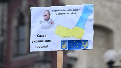 FOTO: Lidé přinesli různě transparenty na podporu Ukrajiny a kritiku Ruska i Donalda Trumpa.