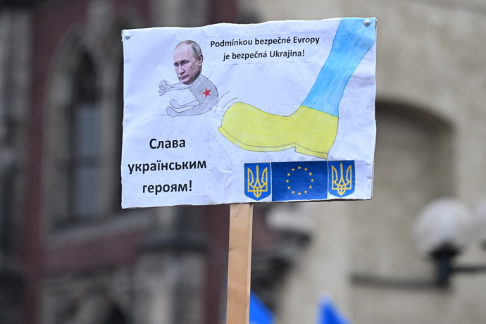 FOTO: Lidé přinesli různě transparenty na podporu Ukrajiny a kritiku Ruska i Donalda Trumpa. – stránka 48